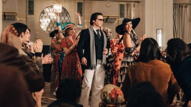 La serie es una oportunidad para desvelar parte del misterio que Karl Lagerfeld, fallecido en 2019, gustaba de cultivar y que por primera vez está en el corazón de una ficción audiovisual.