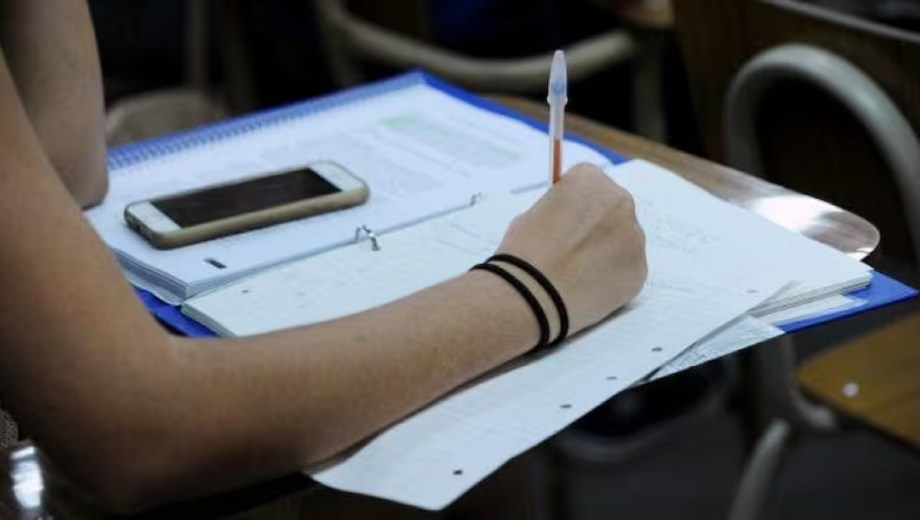 Las becas universitarias y terciarias tienen un monto anual equivalente a un salario Mínimo, Vital y Móvil. Archivo