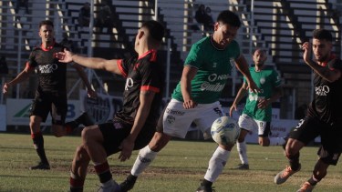 Cipolletti estrenó la camiseta alternativa verde en el 0 a 0 con Sansinena. (Foto: Oscar Livera)