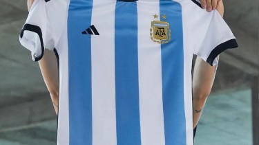 Le prometieron una camiseta de la selección Argentina y le terminaron vaciando la cuenta del banco en Roca