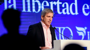 Luis Caputo anunció que se negociará un «nuevo programa con el FMI» para que «llegue nueva plata»