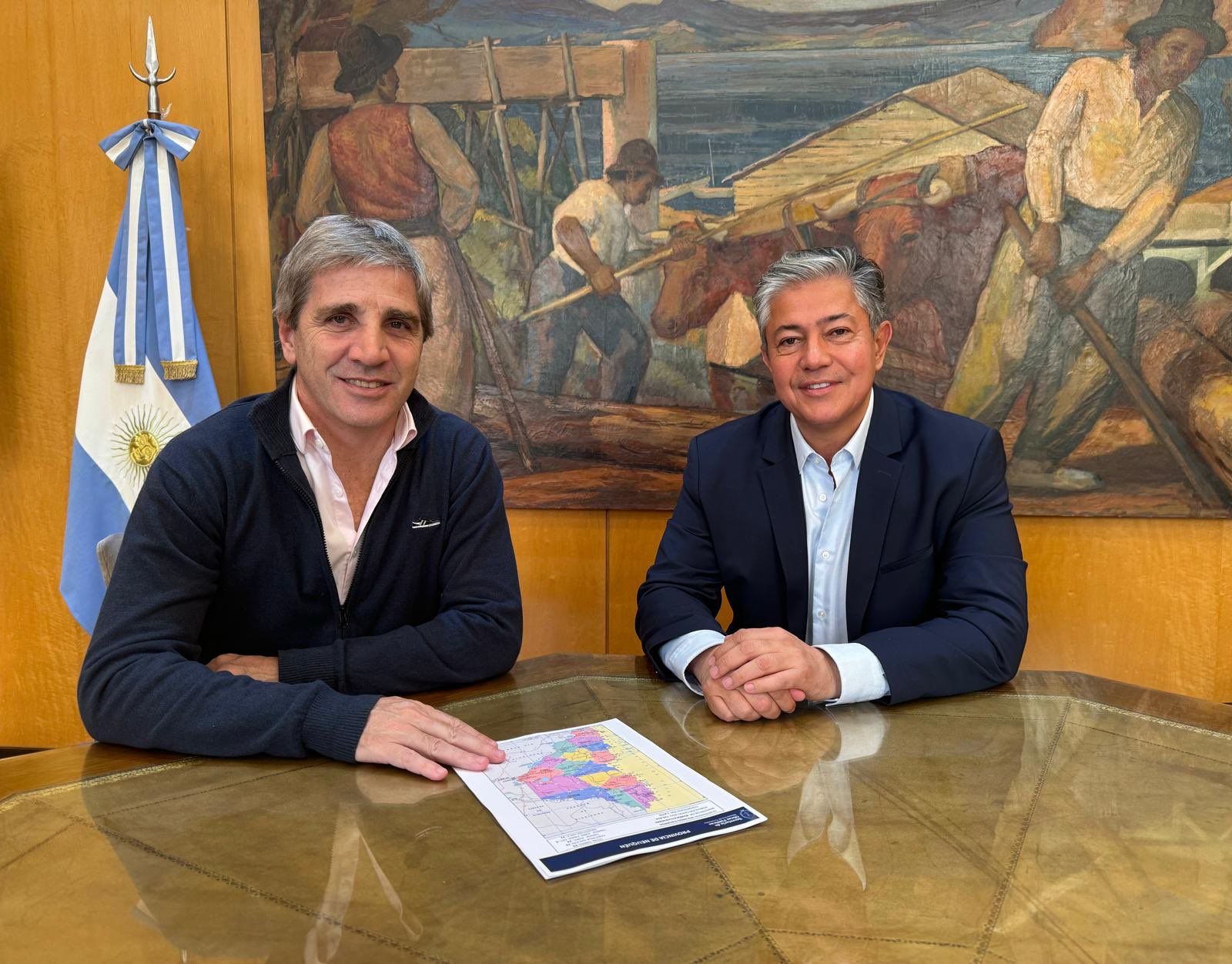 El ministro de Economía Luis Caputo recibió al gobernador de Neuquén, Rolando Figueroa (X de Caputo)