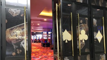 El casino de Bariloche funciona bajo concesión provincial. El año pasado estrenó nuevos servicios. (archivo)