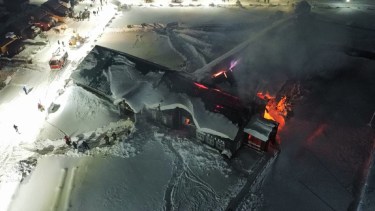 La escuela se incendió el domingo por la noche y Caviahue no sale de la conmoción. Foto: gentileza
