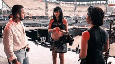 De izquierda a derecha, Christian Nodal, Julieta "Cazzu" Cazzuchelli y Ángela Aguilar en el ensayo de un show en México en 2023.