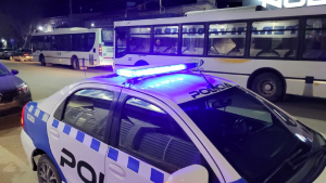 Tiraron piedras a un colectivo en Centenario: una joven terminó con heridas en el rostro