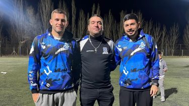 El presidente del club Aníbal Villalba posó junto a Jonathan Chacón y Joan Juncos, los nuevos refuerzos de Deportivo Rincón. (Foto: Prensa Rincón)