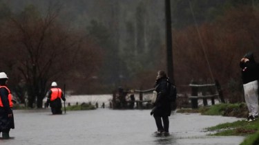 Los bomberos trabajan en una zona inundada afectada por fuertes lluvias en el centro-sur de Chile, en Arauco. Foto Reuters