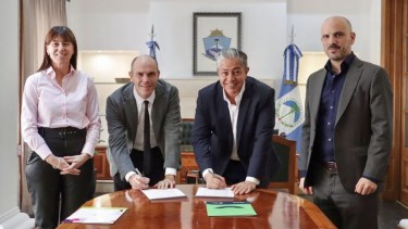 La firma del convenio entre Figueroa y Cimolai. 