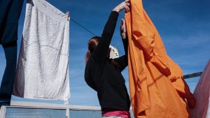 Empleadas domésticas: cuándo corresponde pagar las horas extras durante junio 2024