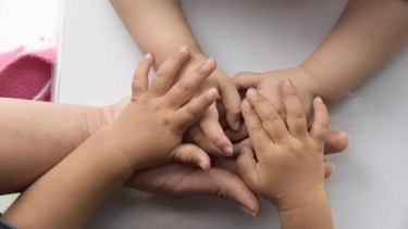 Dos hermanitos de Cinco Saltos buscan una familia solidaria.