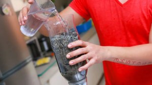 Cómo hacer un filtro de agua casero súper sencillo, paso a paso: ¡tomá nota!