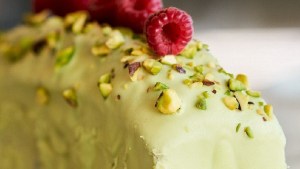 Mate con un rico cake de pistacho y frambuesa