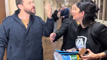 El dirigente social discutió a los gritos con la secretaria de Legales del Ministerio. 