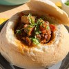 Imagen de Guiso de lentejas en pan ahuecado: la receta del top five de las comidas de invierno