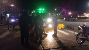 Una moto embistió a un peatón y huyó en el centro de Roca