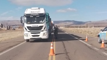 El lado B de los camiones varados en Las Lajas: «La gente vende alimentos y alquila lugares»