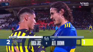 Cavani le dio su camiseta a un jugador de Almirante Brown pero el juvenil no le dio la suya.