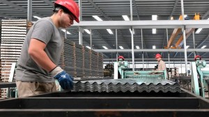 La economía se hunde: cayó 1,7% en abril lastrada por la baja de la industria y la construcción