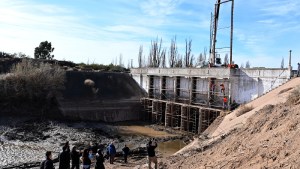 Colocan las cinco nuevas compuertas en el sistema de riego del Idevi