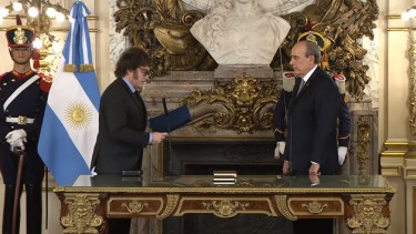 Video: Milei le tomó juramento a Francos como jefe de Gabinete, en pleno escándalo de los alimentos