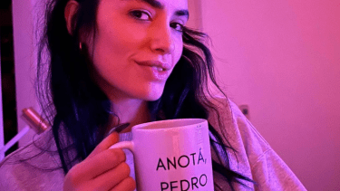 "Anotá, Pedro" dice la taza que usa Lali, haciendo referencia a Cristina Kirchner.