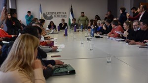 En Río Negro la prórroga de los contratos petroleros comenzó su recorrido legislativo