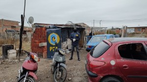 Gran despliegue policial con allanamientos por droga en Viedma: hubo detenidos y el secuestro de una suma millonaria