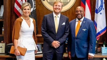 Máxima Zorreguieta posó con su pulsera de Lisi Fracchia en la mano derecha.-