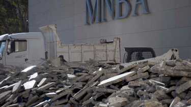 El MNBA de Neuquén está en pleno recambio de los pisos, afectados por la humedad. Foto: Matías Subat.