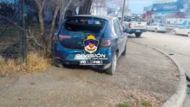 El vehículo terminó chocando con un poste. Foto: Gentileza Policía de Neuquén.