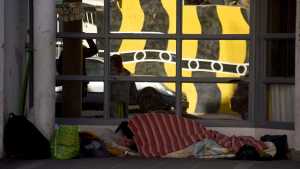 Encontraron 10 personas en situación de calle en un edificio de Neuquén: podrían desalojarlos