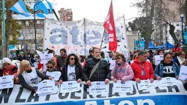 ATEN marcho junto a Ctera y más organizaciones, en contra de la Ley Bases y presentismo. Foto: Florencia Salto. 