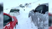 Imagen de Decenas de personas atrapadas en la nieve fueron rescatadas por el Ejército, en Chubut
