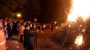 Un recorrido en fotos por la fogata de San Juan, el clásico del barrio Río Grande en Neuquén