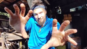 Guillermo Galetti, desde Villa La Angostura convierte basura en obras de arte, es el «ladrón» de chatarra