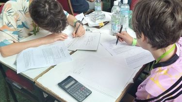 Seis estudiantes que clasificaron a la Olimpiada Internacional de Matemática buscan poder viajar. Foto: @oma.org.ar