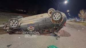 Impactante vuelco sobre la Ruta 22 en Plottier deja dos heridos hospitalizados este sábado