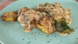 Patitas de pollo con brócoli y papines para chuparse los dedos