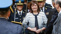 Imagen de Bullrich felicitó a una oficial de a Policía de Río Negro, tras el intento de usurpación en El Bolsón