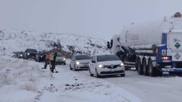 Hubo vehículos  atrapados por la nieve en las rutas de Neuquén. Foto: Facebook Muni de Piedra.