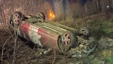 Impactante vuelco sobre Ruta 22 en Plottier: "Una mujer joven fue derivada al hospital"