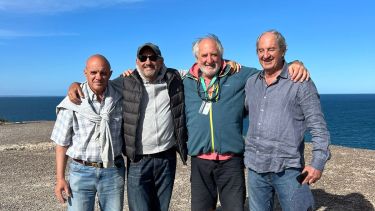 Los hermanos Goity, en Puerto Madryn. En el centro Gabriel, el 'Puma', y junto a él 'Popey'.  La foto es de diciembre de 2023. Celebraron allí el cumpleaños n° 70 de Gregorio, el mayor (de camisa azul). El que resta es Guillermo, que, como Popey, está radicado en Madryn.