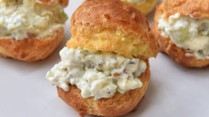 Profiteroles con relleno de roquefort y nueces