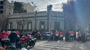 Video | Protesta en la Casa de Gobierno de Neuquén: repartidores de Pedidos Ya reclamaron seguridad