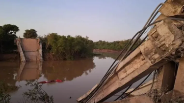 El puente se derrumbó cuando pasaba un camión. 
