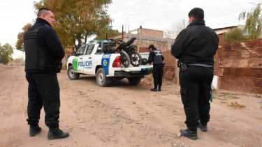 Algunas de las motos robadas, se encontraron en casas del barrio Quinta 25 de Roca. Foto Juan Thomes.