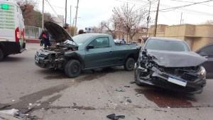 Fuerte choque entre dos vehículos en pleno centro de Roca