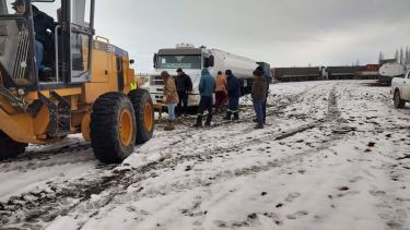 La ruta hacia el cruce Pino Hachado con gran acumulación de nieve. Foto: archivo Municipalidad de Las Lajas. 
