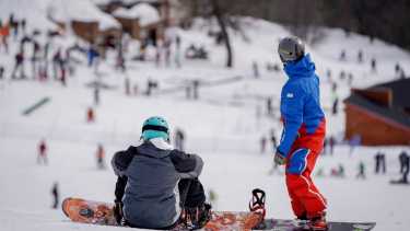 Turistas disfrutaron la nieve de Neuquén y Río Negro.